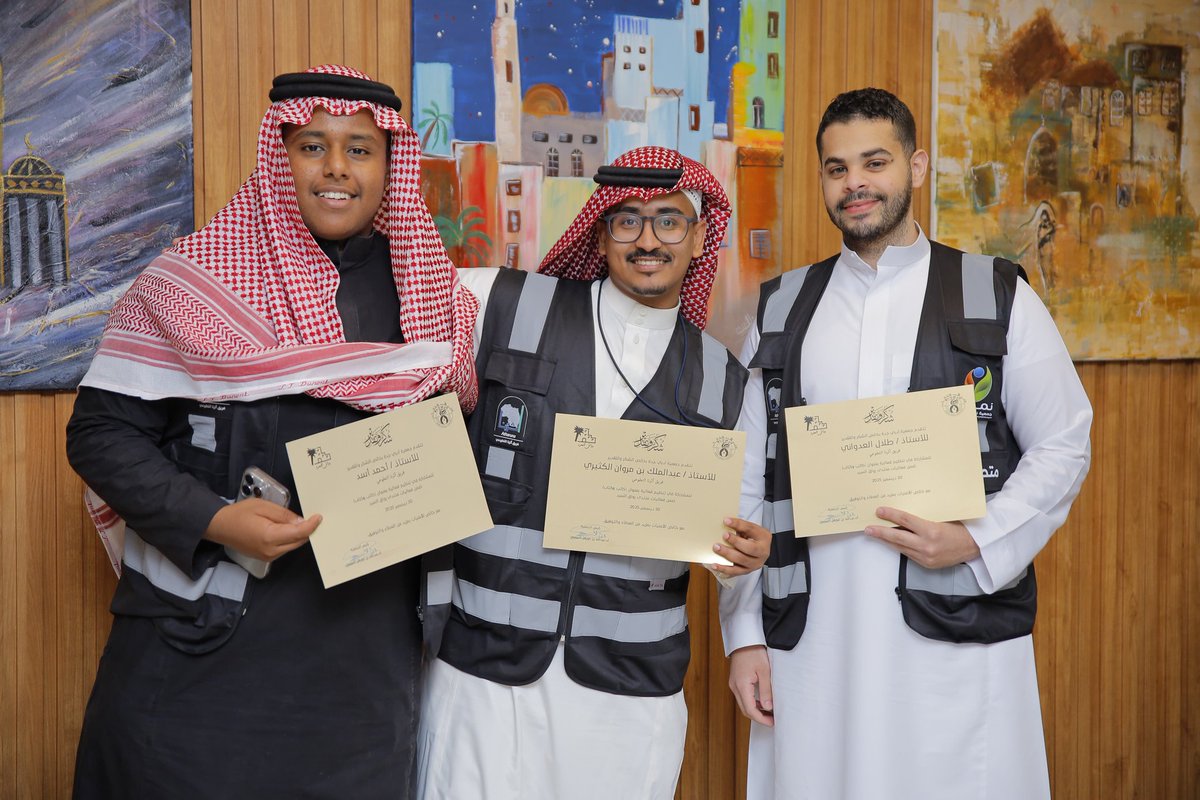 رئيس منتدى رواق السرد د. سلطان العيسي يكرم فريق أثرنا  التطوعي تقديراً لجهودهم