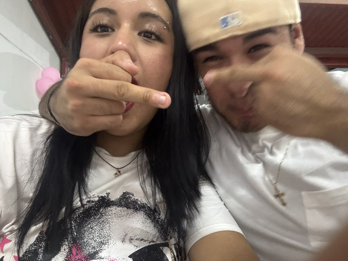 decadenciaaaaaa's tweet photo. Y lo mjr para el último, lo mejor de mi universo y el ser que más adoro en el mundo, mayo guapo te amo micielo https://t.co/ohAEuIbK9h