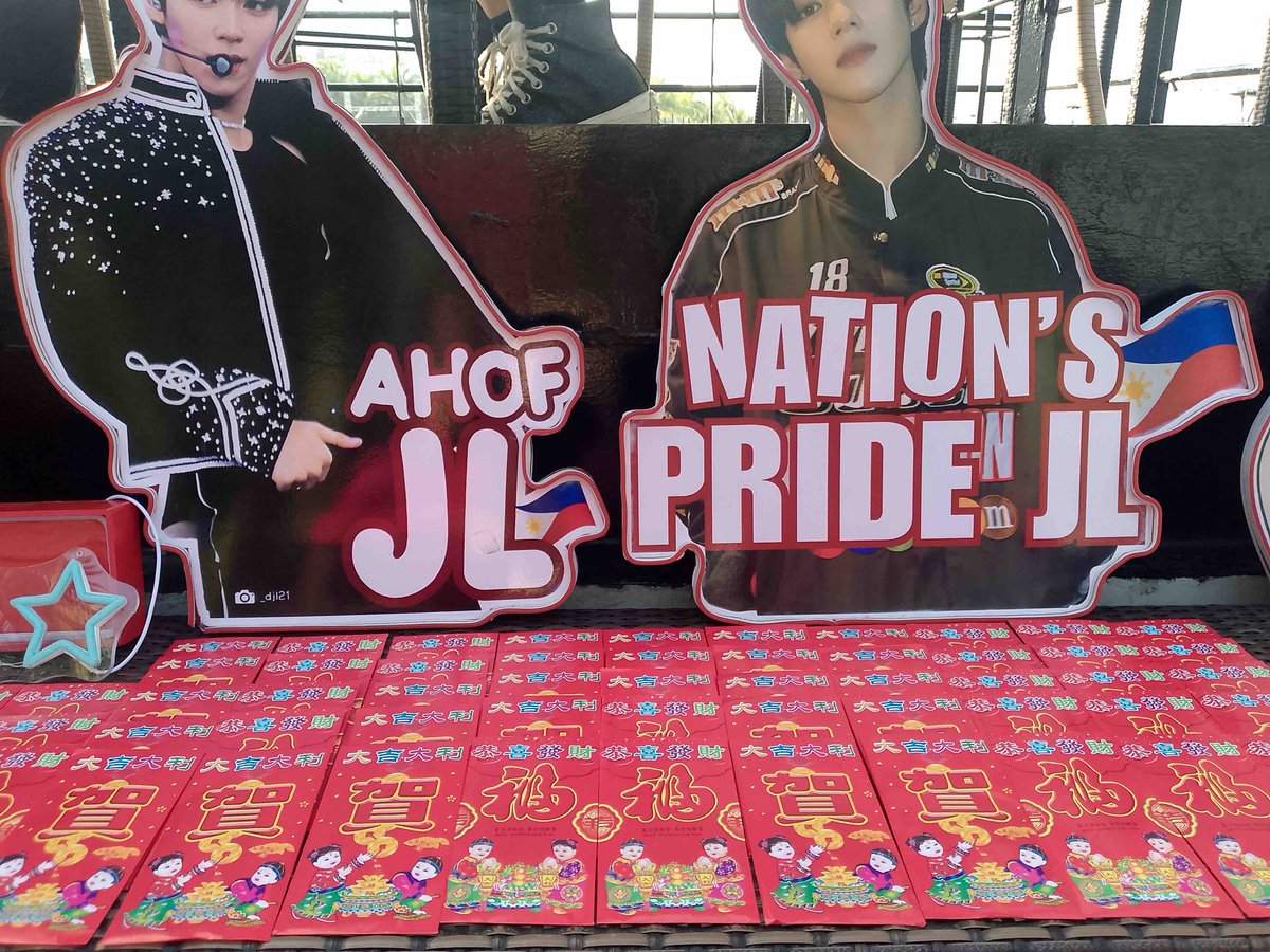 JLGlobalFanbase's tweet photo. Are you currently at MOA and will be attending the GMA Countdown?

We have prepared pizzas, drinks, and freebies for you! ♥️

You may claim yours at Blvck Cafe (Seaside). The location is easy to spot using the JL flags.

Food and freebies are LIMITED only ♥️

Happy New Year! Wishing everyone a wonderful 2026! ✨

#AHOF #아홉
#AHOF_JL #제이엘
@AHOF_official