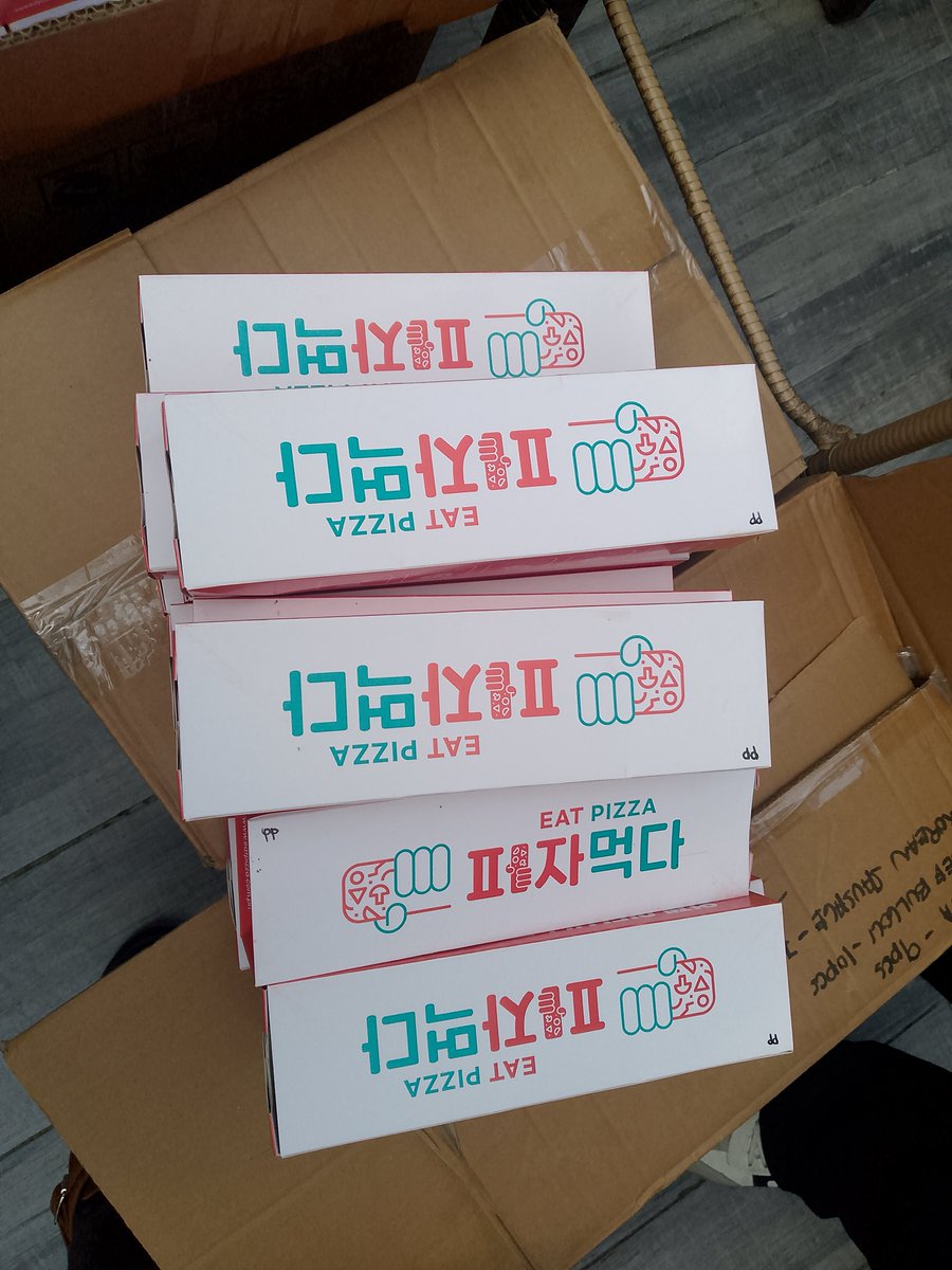 JLGlobalFanbase's tweet photo. Are you currently at MOA and will be attending the GMA Countdown?

We have prepared pizzas, drinks, and freebies for you! ♥️

You may claim yours at Blvck Cafe (Seaside). The location is easy to spot using the JL flags.

Food and freebies are LIMITED only ♥️

Happy New Year! Wishing everyone a wonderful 2026! ✨

#AHOF #아홉
#AHOF_JL #제이엘
@AHOF_official
