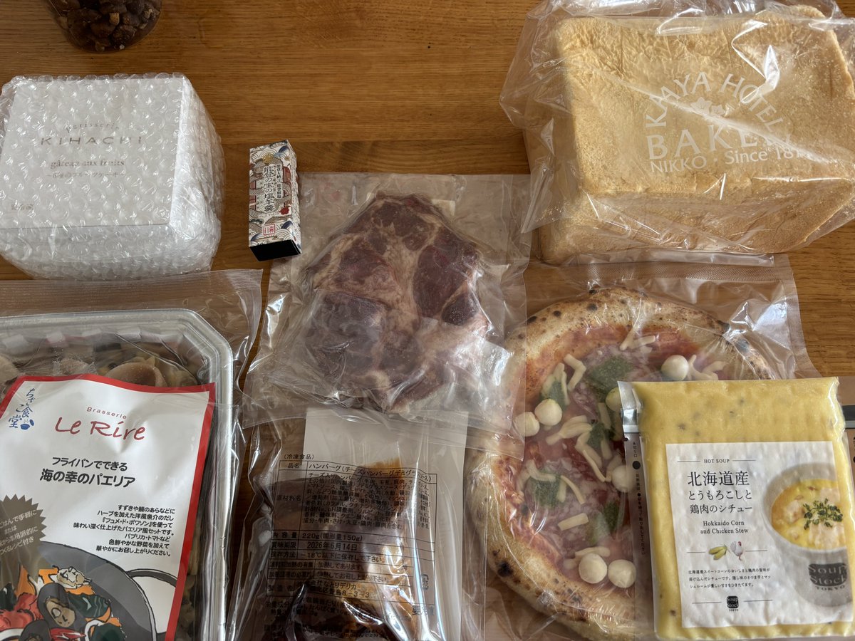 zaikabou's tweet image. ISETAN DOORの初回セットがいろいろ届いた中から、昼は金谷ホテルの食パン。今夜はパエリアをやります…。金谷ホテルの食パンうまいな。同じくISETAN DOORのdairy+3品無料で届いた溶けるモッツァレラチーズをのせて焼きました