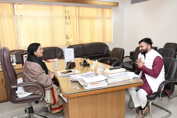 RajniTiwari_'s tweet photo. लखनऊ में 'बापू भवन सचिवालय' स्थित अपने कार्यालय पर विभागीय कार्यों का निष्पादन किया एवं आगन्तुक प्रियजनों से शिष्टाचार भेंट की।

@BJP4India @narendramodi @AmitShah @JPNadda @NitinNabin @BJP4UP @myogiadityanath https://t.co/1P6kme7z0s