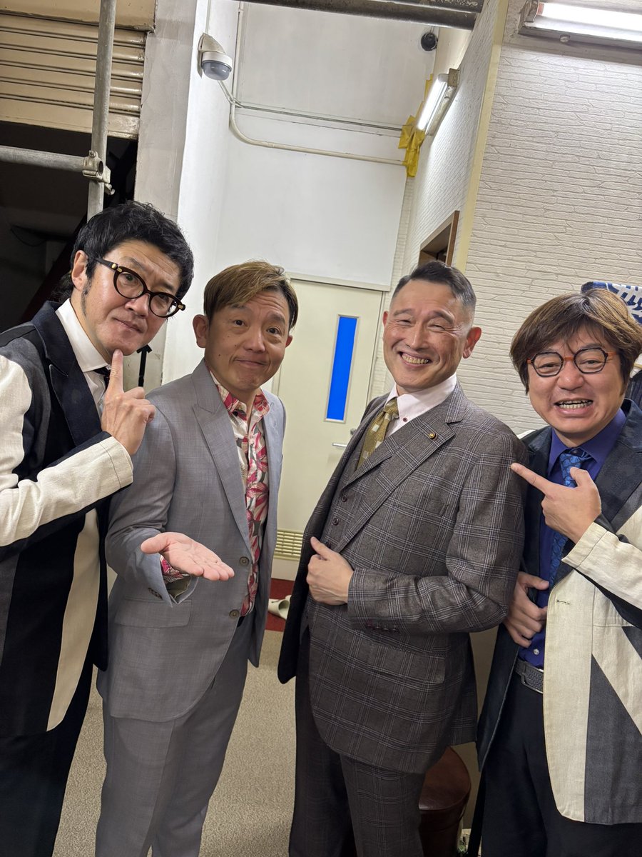 tamamidnight's tweet photo. 久しぶりX-GUNと。三郷市市議会議員になった西やん袖からみたらめちゃおもしろくなてた!
#浅草演芸ホール
#XGUN
#漫才大行進 https://t.co/DgiGP4lyKU