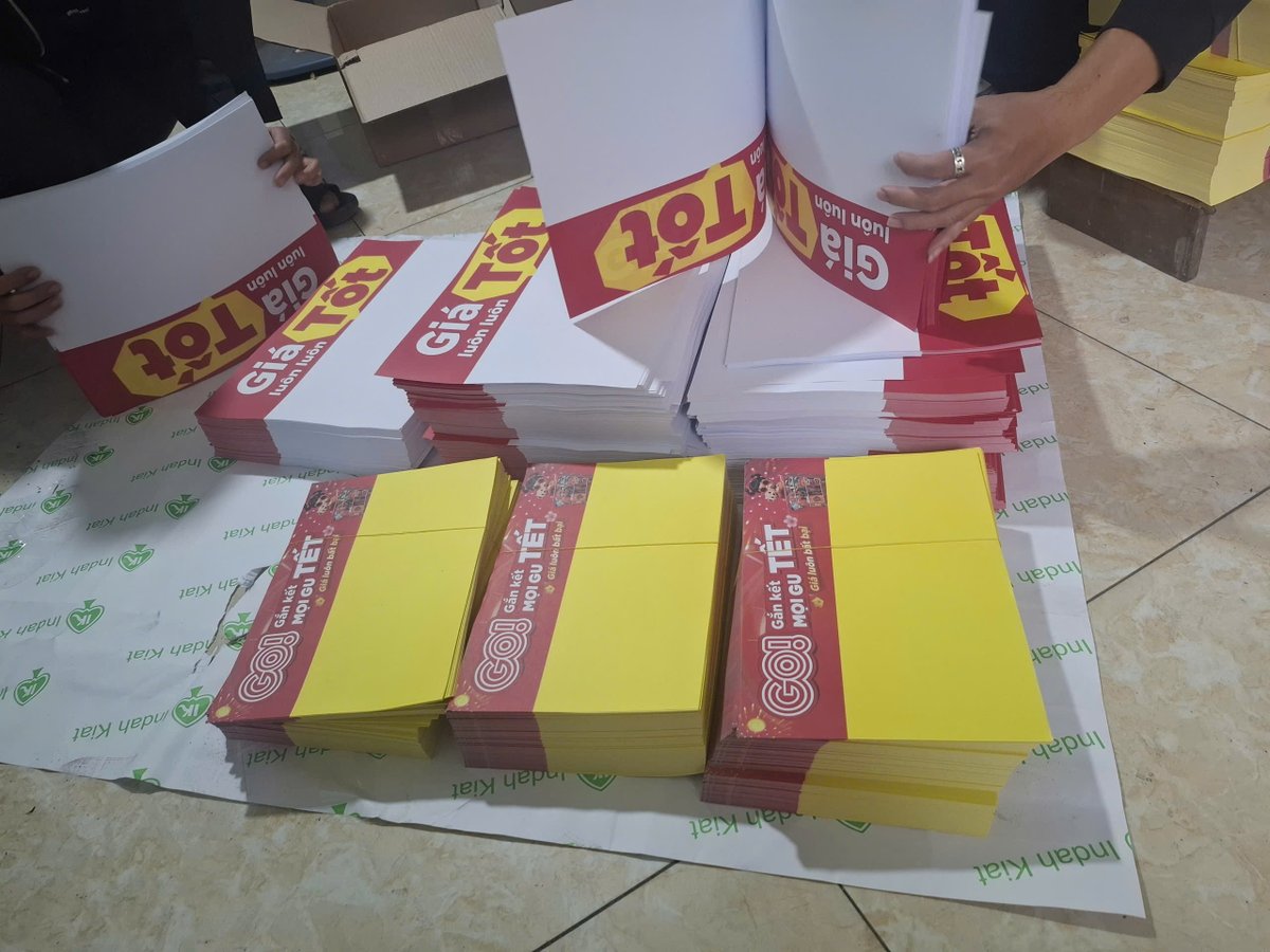 duongnhatlinh24's tweet photo. Hòa trong không khí tưng bừng khuyến mãi Tết của khách hàng mà em cũng chạy theo hết hơi. Chia quà tết nào...Hàng về là phải giao hết trong buổi sáng. Mệt nhưng khá vui 😀😀😀
#intoroi #giayin #inoffset #innhanh https://t.co/WFYnQ7FNxy