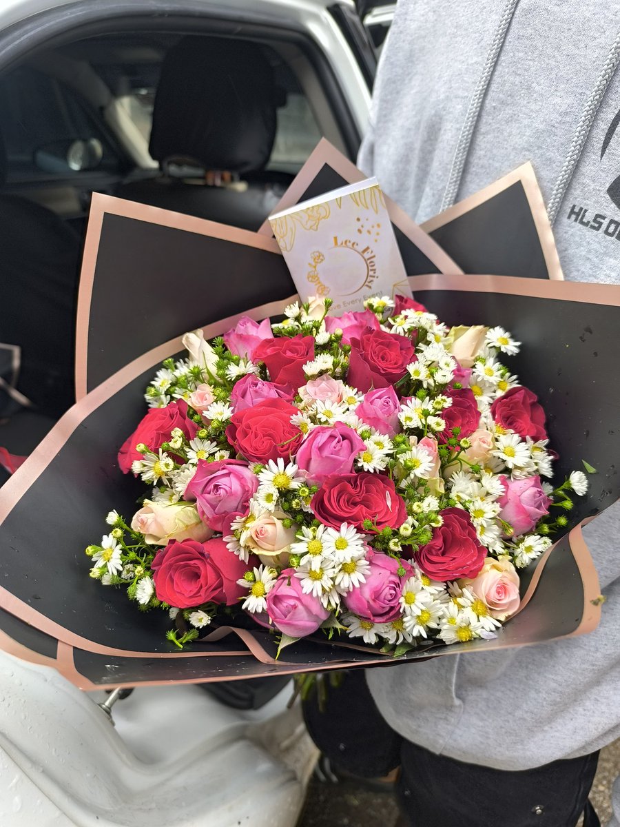 Lee Florist tweet media