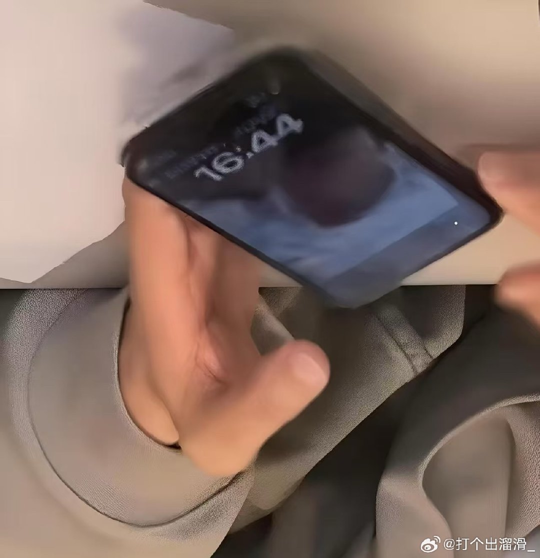 Candy_MMafia's tweet image. พสจ.เขาวิเคราะห์ไว้ว่า แจ้งเตือนบนหน้าจอที่ 🌊 ปิดไว้จริงๆคือข้อความ "eternal love" ที่แปลว่า "รักนิรันดร์"...และความสมองไหล เขาก็ไปสังเกตเรื่องเคสมือถือว่า 🌊🌲 ใช้เคสคู่กัน 24/12 เขาเห็นเคส 🌲 เป็นเคสหนังด้านหลังมีกระเป๋าใส่บัตร ส่วน 🌊 เปลี่ยนเคสวันที่ 26/12 แบบเดียวกัน
.
..…