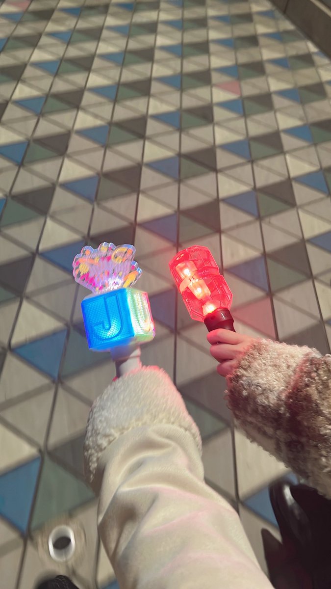 yamada_tomosuke's tweet photo. 長年の相方さんと30日東京ドーム参戦してきました！幸せな時間をありがとう！
終始感動しっぱなしで、演出が豪華で素晴らしかった。この曲の前奏はこの演出のために作られたのか？って思うくらいびっくりした‼️
やっぱりJUMPが1番だなと。来年も変わらず応援します！Love💞 https://t.co/glWmkEuSwm