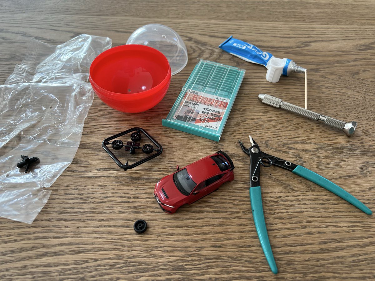 macchan2011's tweet image. 時間できたので組み立ててみた

いろんな人が書いている通り、はめ合いはきつかったり緩かったりしたから加工は多少必要でした

ホイールの造形が細かくて良い

#トイズキャビン
#シビック
#FL5