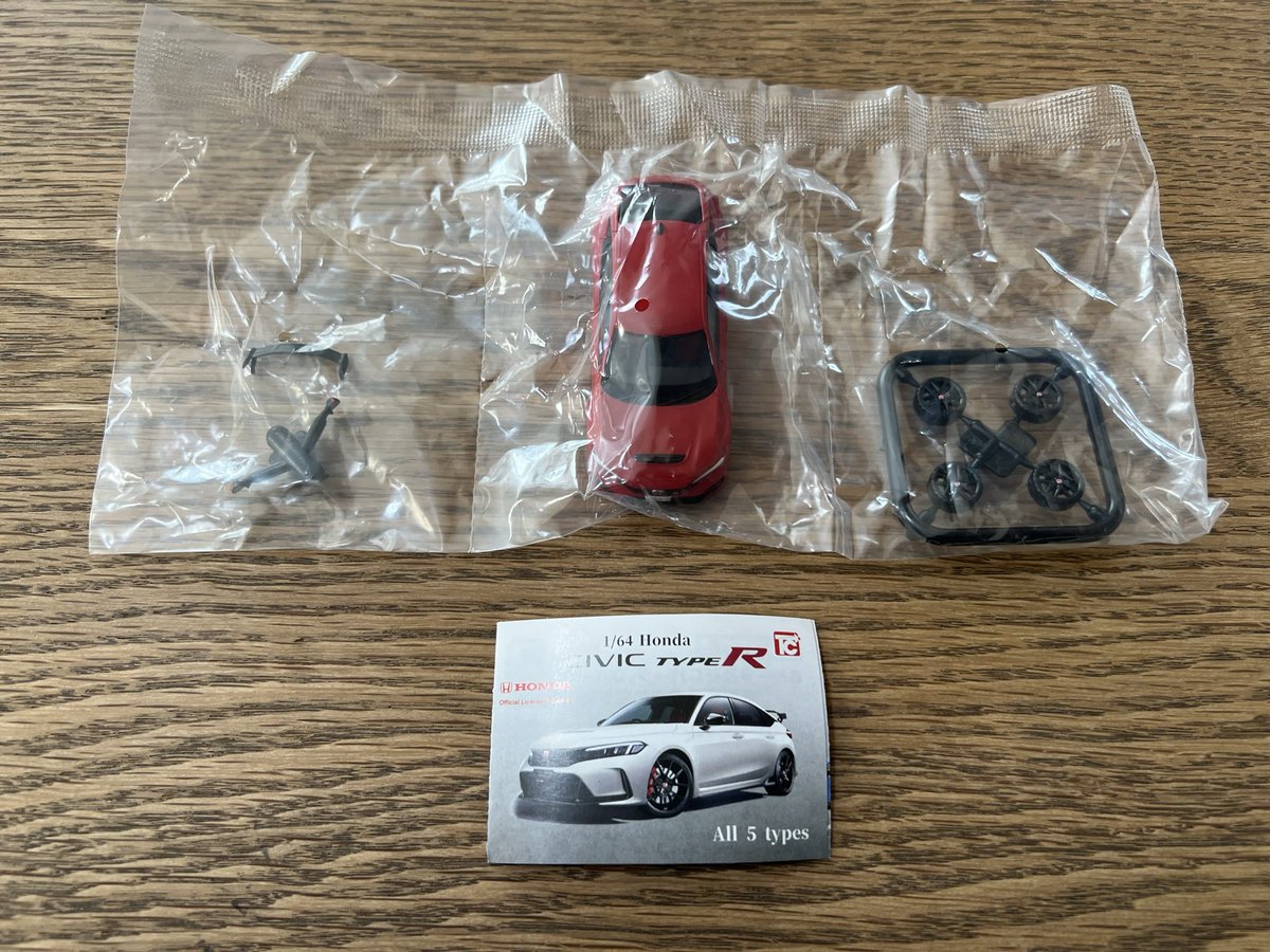 macchan2011's tweet image. 時間できたので組み立ててみた

いろんな人が書いている通り、はめ合いはきつかったり緩かったりしたから加工は多少必要でした

ホイールの造形が細かくて良い

#トイズキャビン
#シビック
#FL5