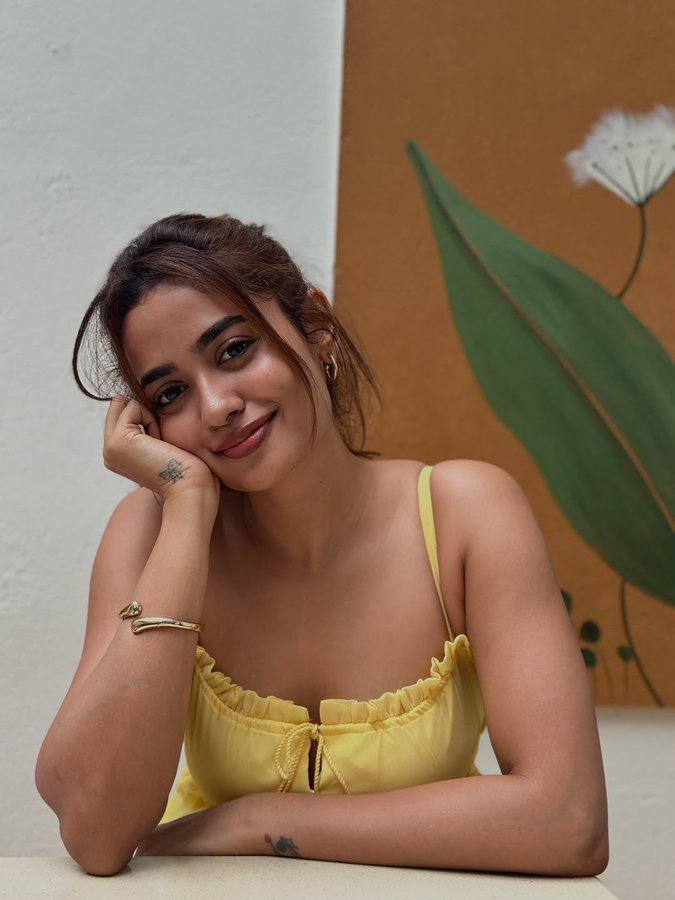 My mistress saw me struggling to breathe while she's sitting my face with my hand and legs tied 
<a href="/GoddessRenu01/">Mistress Renu</a> : Ena d potta etho solla vara pola. Ena nu solu( while playing with my caged lully) 

Me : (Moaning like a girl and struggling) 😻😻