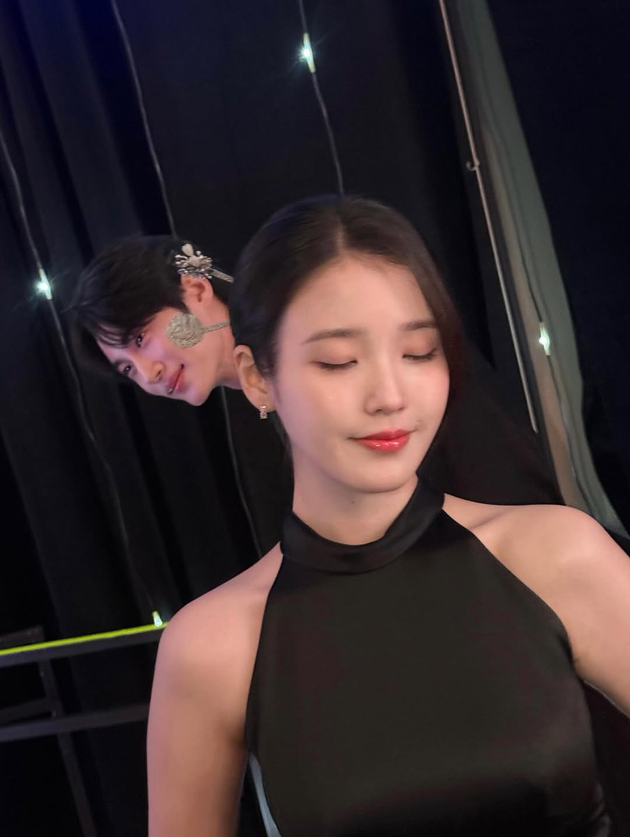 둘이 너무 이뻐서 미치겠어❤️
미모에 권력들이 있으심🫠
빨리 대군부인 방영하자!!!