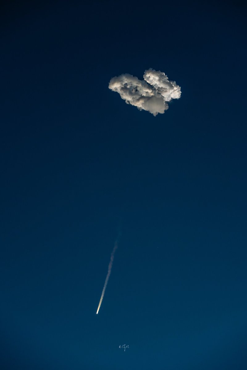 HainanToday's tweet image. The photographer captured today’s bright plume lighting up the sky over Wenchang, Hainan. 🚀✨Each shot tells a different story — which one is your favorite?
#Wenchang #RocketLaunch #BrightPlume #ChinaAerospace #Skywatching
📸Mao Zehao