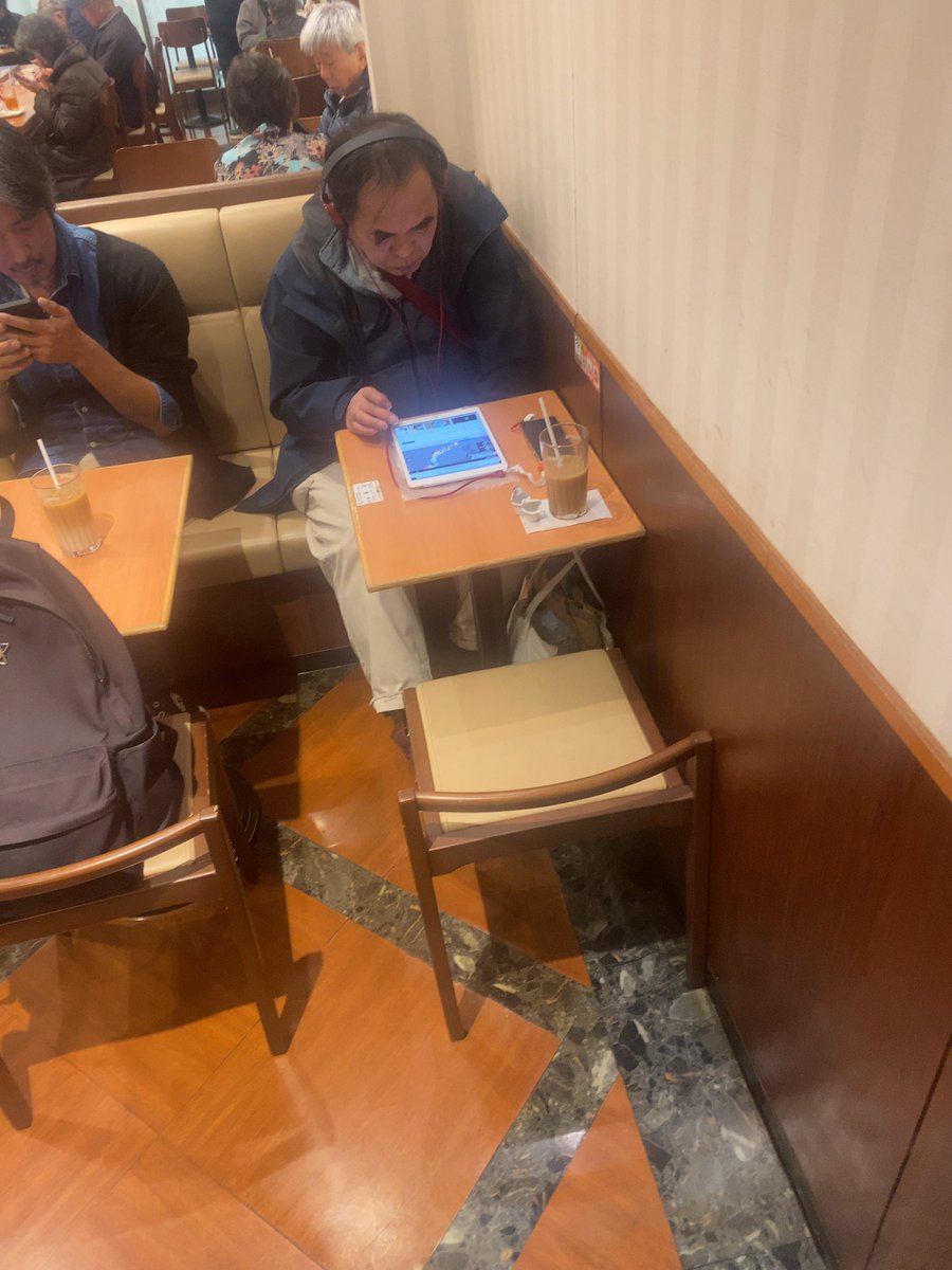 今日もドトールでアイスコーヒー。大晦日だけど美少女ゲームケースワーカーはYoutubeでシンプソンズ見てた。2025年のラストドトールになるかもだけど週8ペースで行ってたから今年行った回数はゆうに365回は超えてるかな。