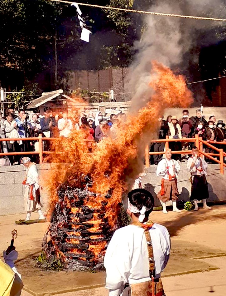 koikeyounin's tweet image. 奇跡の1枚！！炎の馬　丙午の象徴
先日の須磨寺の火祭りで出現した炎の馬
来年の干支は丙午です
丙は火を意味します
まさに、丙午を象徴するかのような炎の馬の写真
皆様には写真を保存していただき、ご利益を受け取ってください
そして、是非この福をいいねとリツイートで広げてください

#須磨寺