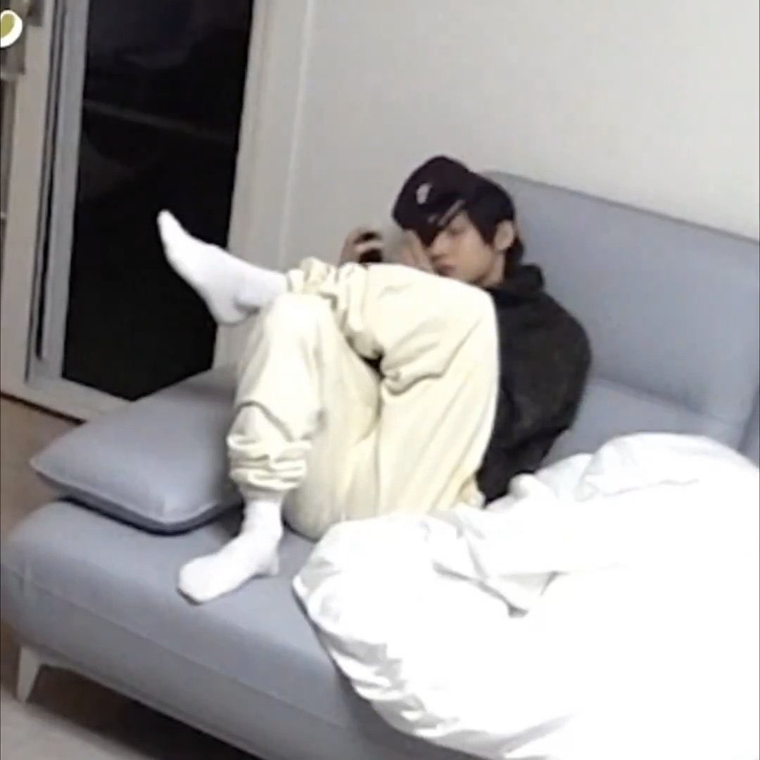 ninihaseyo's tweet image. december 31st                             january 1st
        23:59                                           00:00