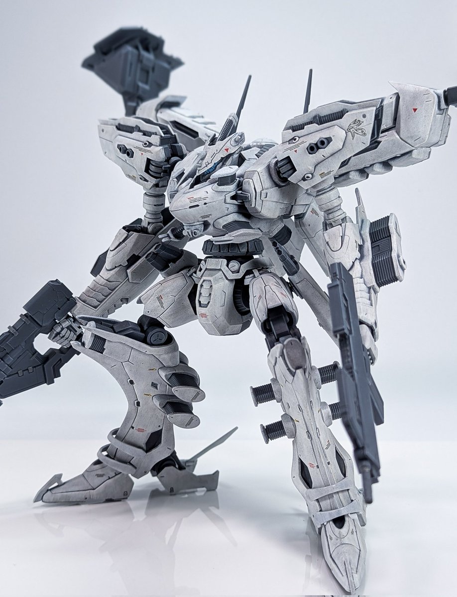 #今年作った模型晒そうぜ
その６
コトブキヤ ホワイトグリント
スタンピング塗装の練習はこのキットのために！
腱鞘炎になるレベルで、ひたすらポンポンしてました。
初めてのコトブキヤ。バンダイってすげぇなーって改めて実感しました。
いや、このキットが粗悪ってわけじゃないよ！むしろ良キット！