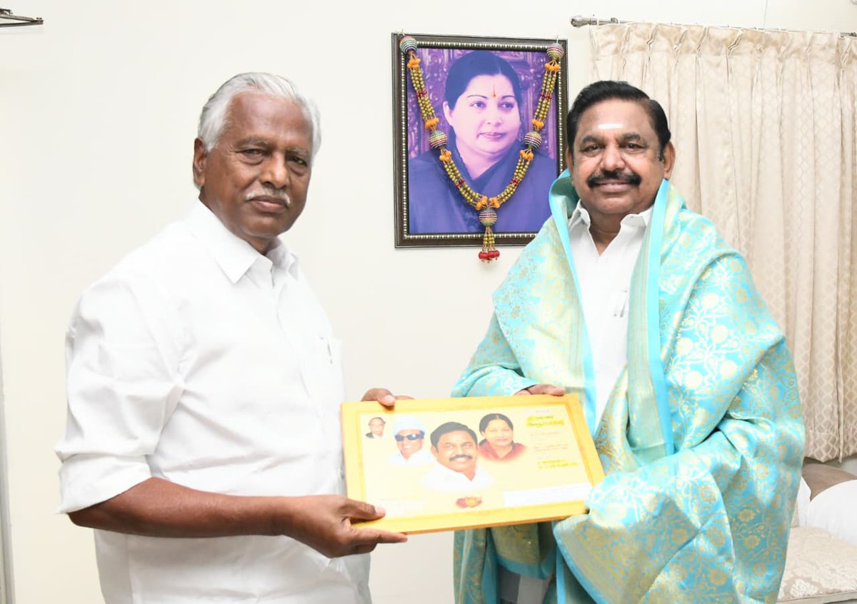 AtimukaP's tweet photo. #அழைப்பிதழ் .!

கழக பொதுச்செயலாளர்
#எடப்பாடியார் அவர்களை 
நேரில் சந்தித்து தமது இல்ல
திருமண விழாவிற்கு வருகை
தரும்படிதிருமணஅழைப்பிதழைவழங்கினார்✨

அதிமுக துணை
பொதுச் செயலாளர்
வேப்பனஹள்ளி சட்டமன்ற
உறுப்பினர் முன்னாள் அமைச்சர்உயர்திரு ஐயா

#KP_முனுசாமி_BABL_MLA அவர்கள் 🔥 https://t.co/R0hM8ujlfZ