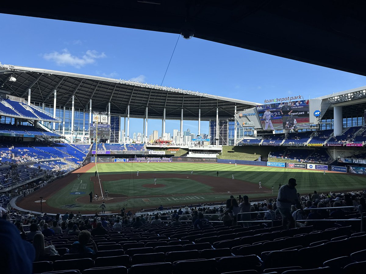 danglezz68's tweet photo. @NoXboxMusic @cotsonika Looks plenty outdoors to me https://t.co/lLjc8L6ebA