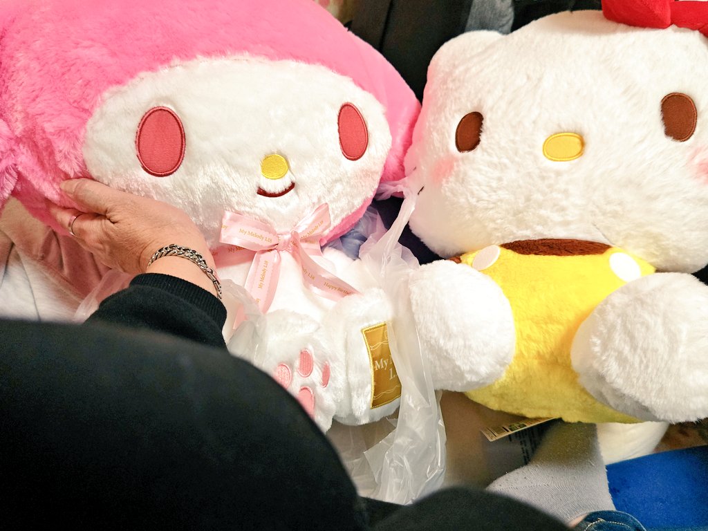 yae_akari's tweet photo. 昨日娘達がお休み取れたので
24日出来なかった
パパの誕生日をお祝いしました！
お昼はお寿司食べて
予約のケーキを取りに行って
ゲーセンで業者かって位色々
獲得🤭
※キティラーとしては今年
一番嬉しかった🤣🙌
パパありがとう🤣🤝💕

帰りはケンタとマックで… https://t.co/qxG9Bzch6B
