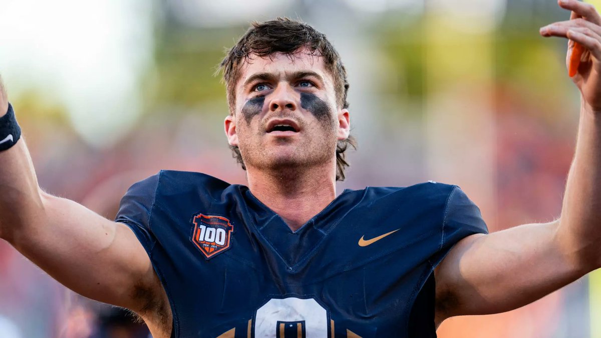 Recru1t1ng_Guru's tweet photo. Scoffed when Tennessee offered him a million more than Illinois last off-season, then put belt to ass on that same team tonight...they don't make 'em like 9 anymore #illini https://t.co/90a5UrLULM