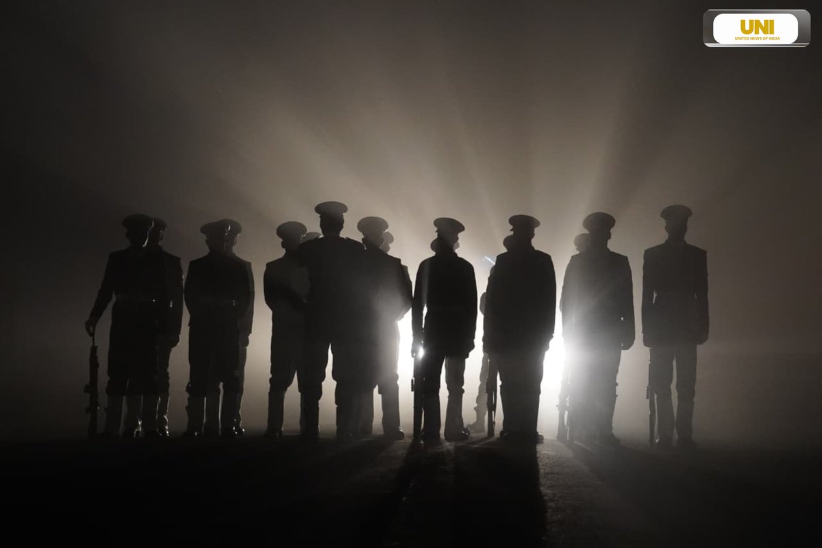 uniindianews's tweet image. In Photos | Indian defence personnel march during rehearsal for the 2026 Republic Day parade on a cold and foggy morning at Kartavya Path in Delhi.

📸: Ritik Sharma / UNI

#Delhi | #DelhiPollution | #Cold | #Winter | #ColdWave | #DefencePersonnel | #KartavyaPath | #IndiaGate |
