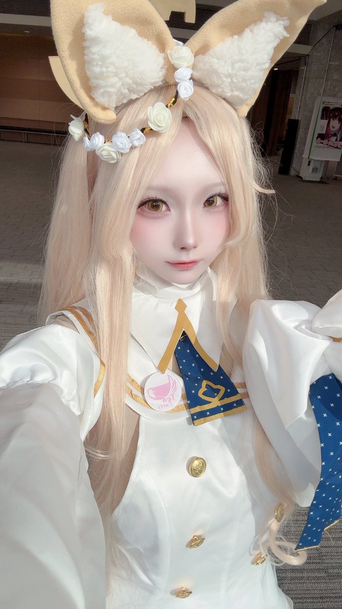 🙂i refuse to believe her face is just..