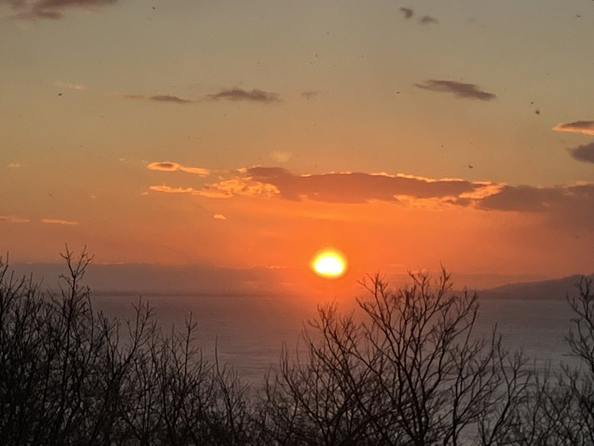 2025年も本日最後
沢山の皆様ご利用頂き誠にありがとうございました
12月もあっという間、明日の初日の出はあいにくの様子で観測が難しそうです。その代わり今朝の朝日は息を呑む美しさ
来年も皆様宜しくお願い致します
#ノイシュロス
#北海道
#小樽
#2025年ありがとう
#今朝の朝日
#2026年もよろしく