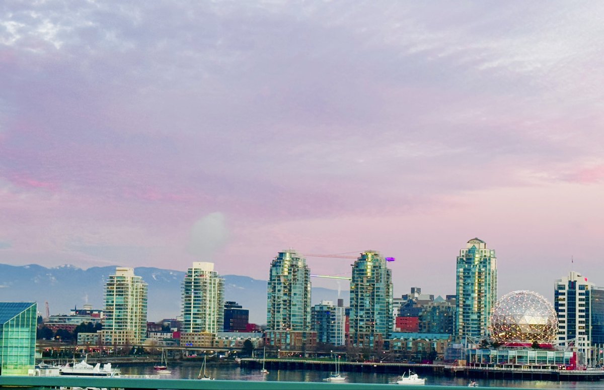 PBK_84's tweet image. Winter fun! ❄️ #granvillebridgespinningchandelier  #lightsofhope #flyovercanada