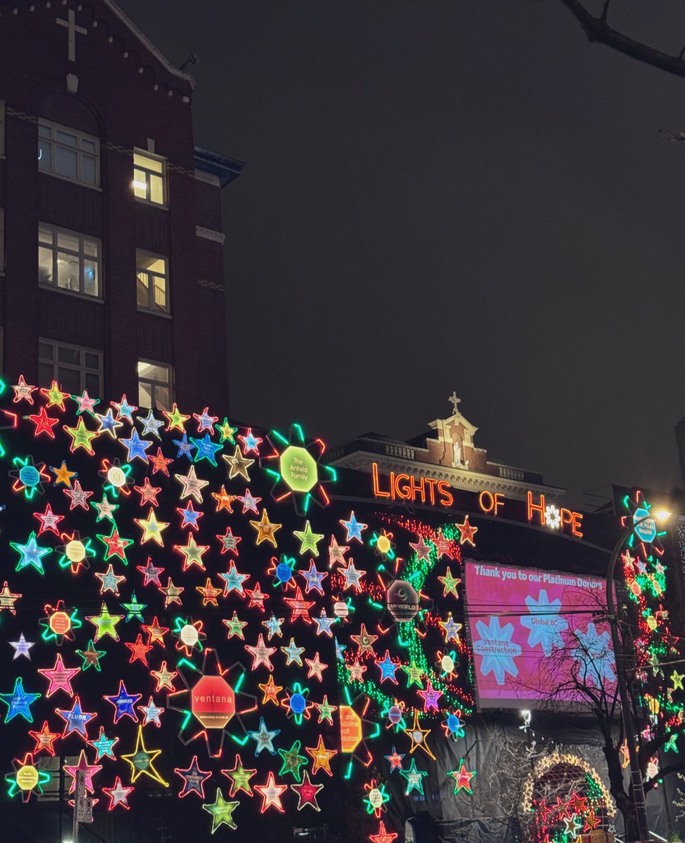 PBK_84's tweet image. Winter fun! ❄️ #granvillebridgespinningchandelier  #lightsofhope #flyovercanada