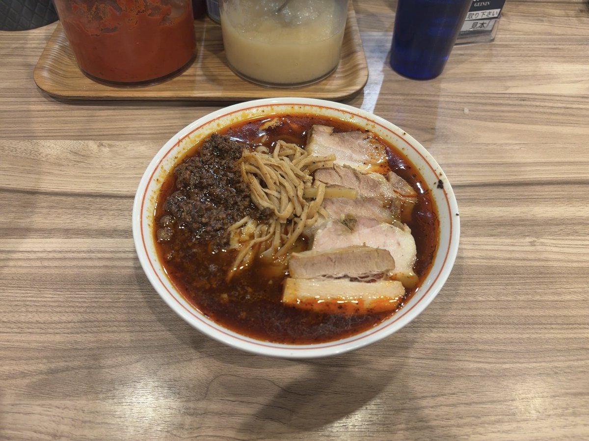 K6JaBsQAiRXStmB's tweet photo. 11/7
くじら食堂 nonowa東小金井店
東京都小金井市梶野町５丁目２−1 1102

【限定】焼豚辣醬麺@1500

めちゃくちゃ辛そう…
と思ったけど絶妙な辛さのライン
辛いのが苦手な自分でも美味しく頂きました。

#ラーメン
#小金井
#くじら食堂nonowa東小金井店
#042西東京ラーメンラリー
#SSRMS https://t.co/ETW21tFxHu