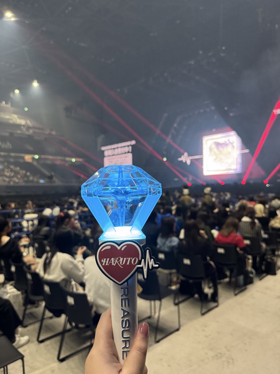 jacsula's tweet photo. Treasure Pulse On Tour AICHI Day 2 💎

Got premium seat today.  ❤️special gift in black! Got aisle seat so close to Treasure members when they came on moving carts.

Today best fan service = Haruto. Most handsome in person = Jeongwoo and Jaehyuk.

#TREASURE_PULSE_ON_IN_JAPAN https://t.co/B9i0I9AoSF