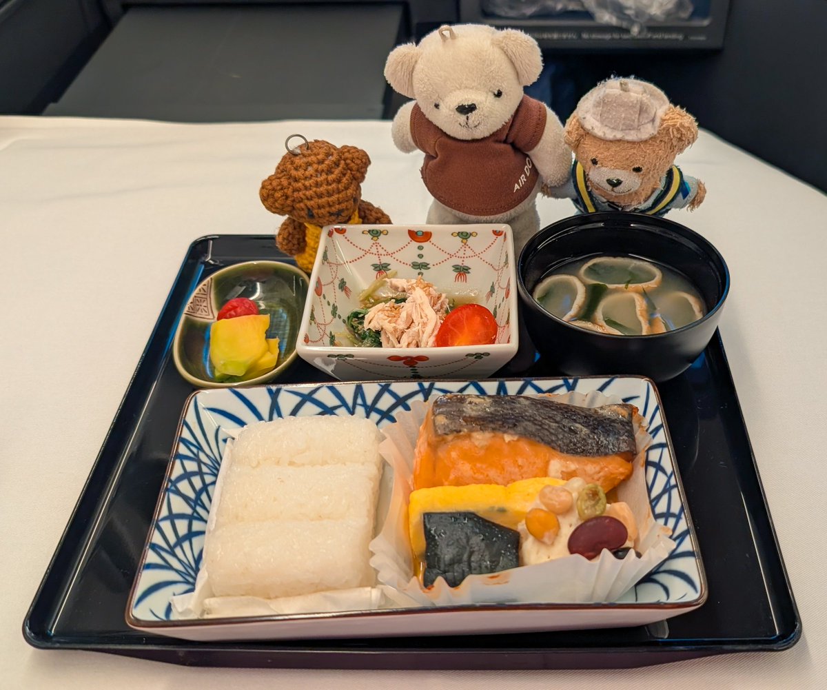 seibi3_beardo3's tweet photo. 🧸 ことしも いろんな ところに いったね✈️
🐻‍❄️ いっぱい おいしい たべもの たべたね😋
🐻 みんなと いっしょで たのしかったよ🥰

🐻‍❄️🧸🐻 みなさん よい おとしを〜☺️🤗🙂‍↕️ https://t.co/R0TzLa8FFD