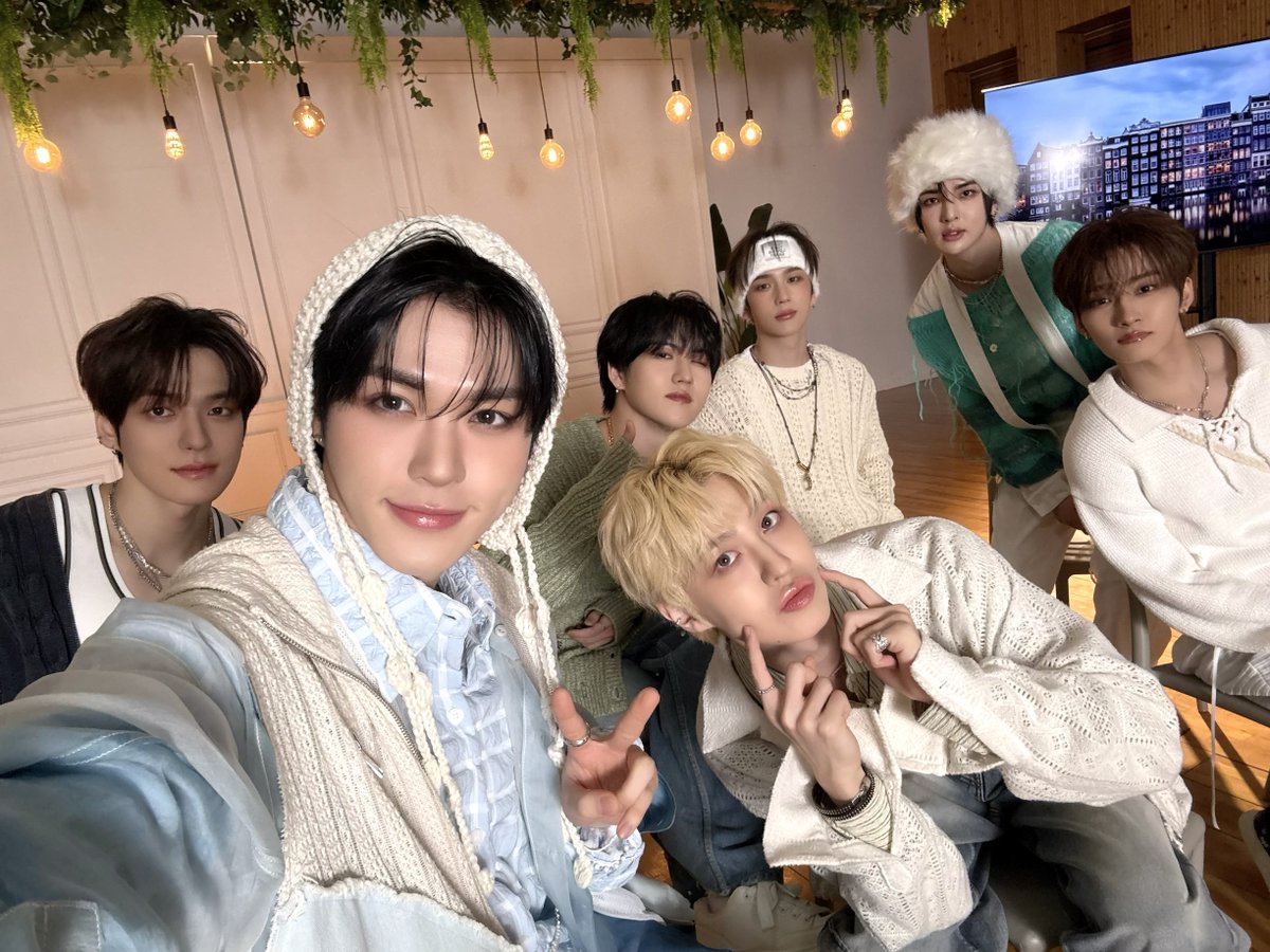 [🎁]
𝙶𝚘𝚘𝚍 𝙱𝚢𝚎 𝟸𝟶𝟸𝟻✨

#EPEX #이펙스 #Eight_Apex #위시 #뮤 #아민 #백승 #에이든 #예왕 #제프