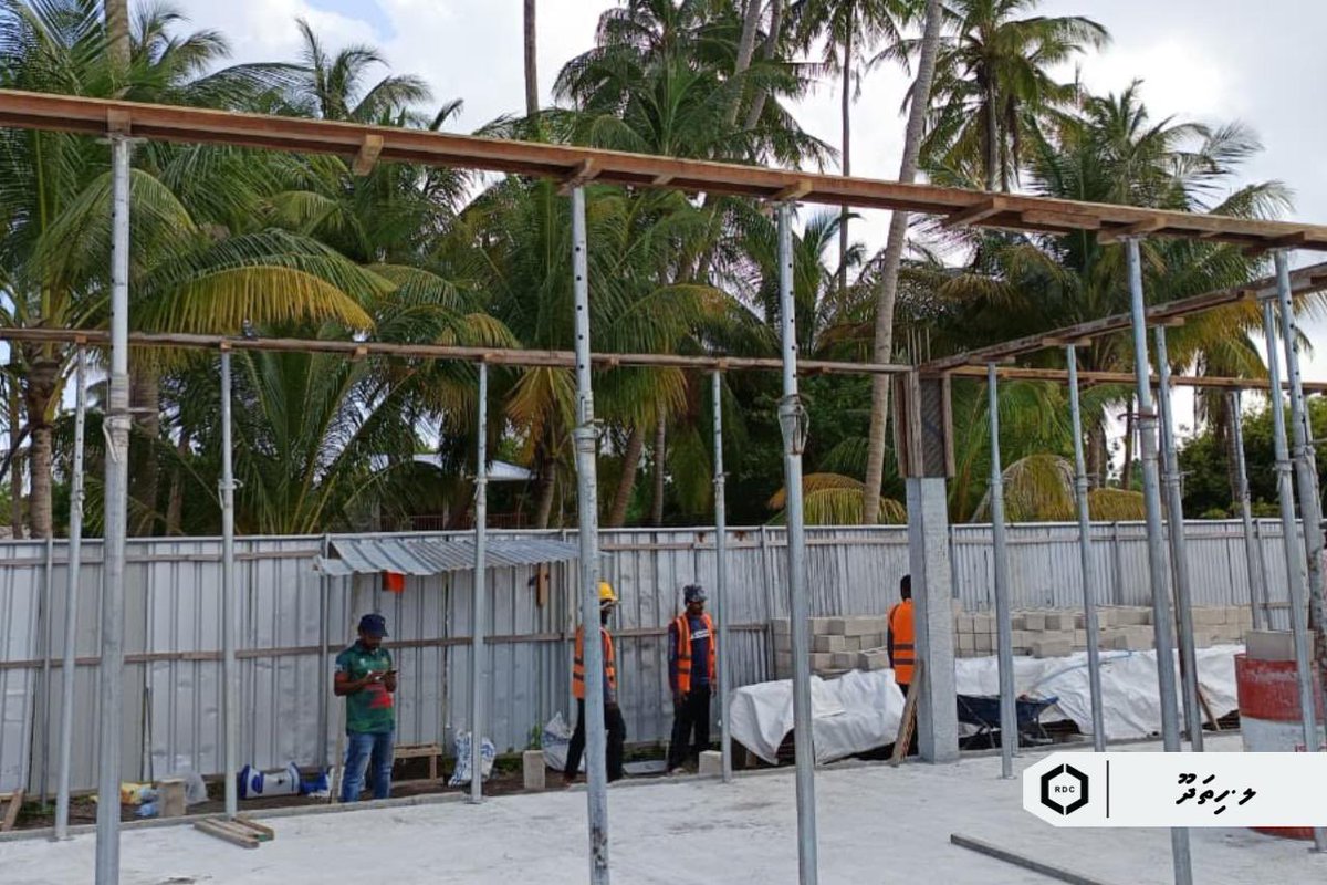 rdcmaldives's tweet photo. ޕަބްލިކް ސެކްޓަރ އިންވެސްޓްމަންޓް ޕްރޮގްރާމްގެ ދަށުން ލ. ހިތަދޫގައި ޤާއިމު ކުރުމަށް ހަމަޖެހިފައިވާ  ޕޮލިސް ޕޯސްޓްގެ ރޫފް ބީމް ޝަޓަރިންގ ގެ މަސައްކަތް ދަނީ ކުރަމުން.

#TeamRDC https://t.co/1n6ZtUNUd9