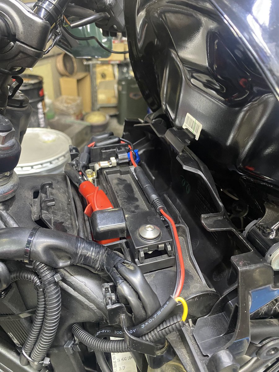 ffsarami's tweet photo. 何とか、カエディアの2WAYチャージャー付いた〜😽
#cb125r
#jc79
#kaedear
#KDRB13 https://t.co/sitJl0Kdvi