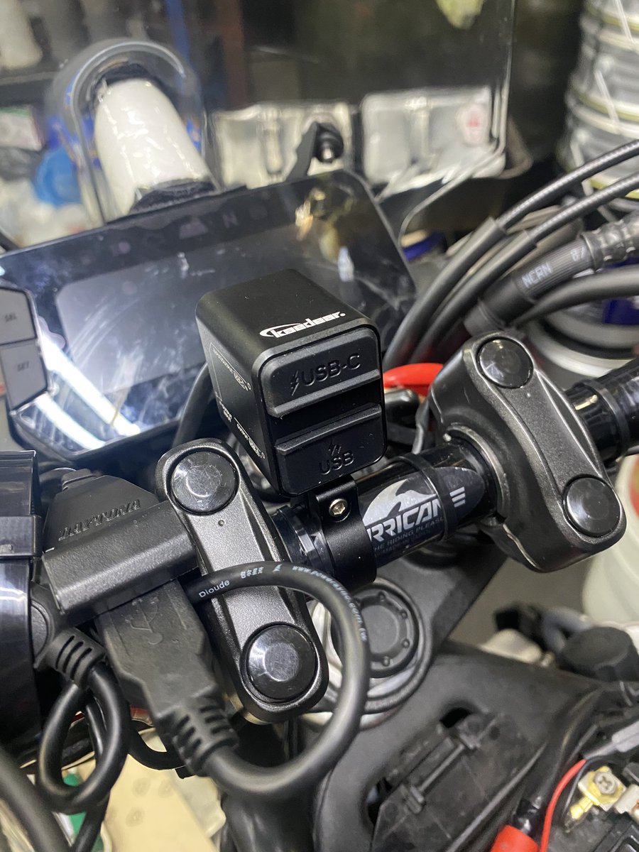 ffsarami's tweet photo. 何とか、カエディアの2WAYチャージャー付いた〜😽
#cb125r
#jc79
#kaedear
#KDRB13 https://t.co/sitJl0Kdvi