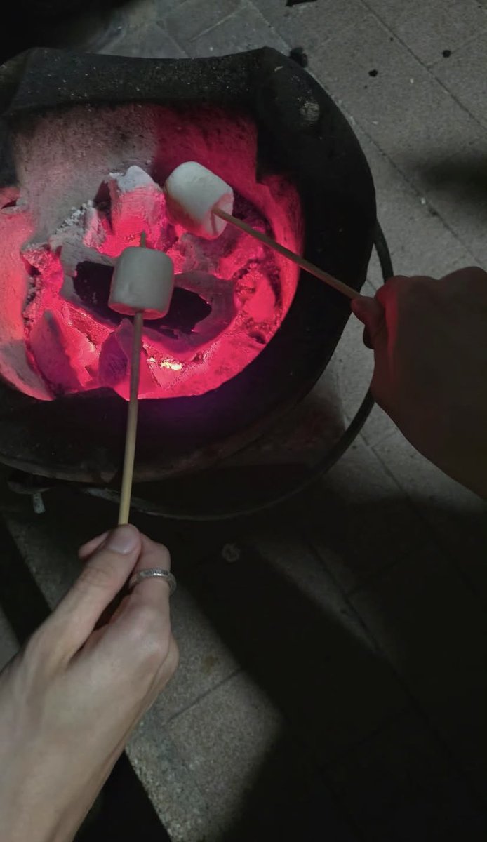 almondphun's tweet photo. 🐱: everyone might be wondering when almond posted grilled marshmallow that day. whose house that? my house.
🐶: whose hand?
🐱: my hand.

private but not secret type of relationship 🫠

#AlmondProgress https://t.co/YrGjAOsfnu