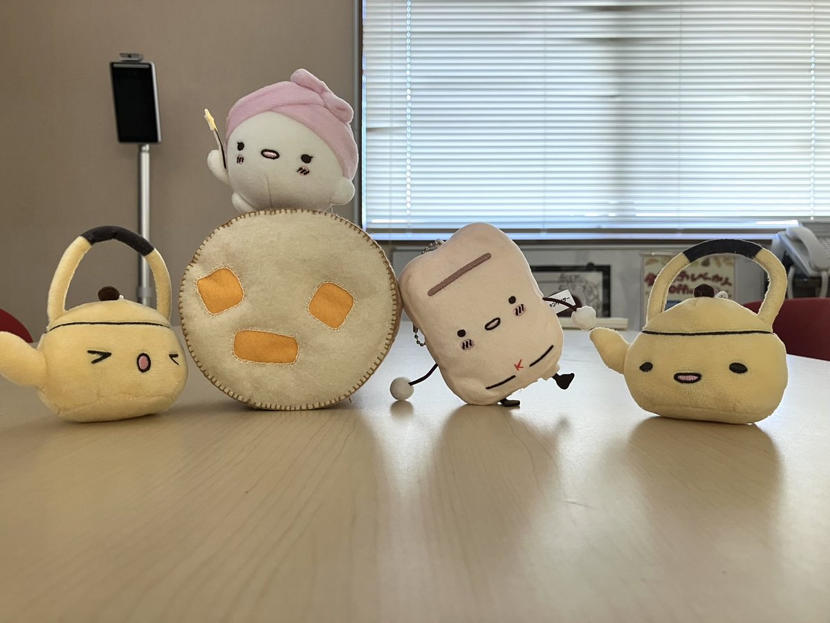 khbakery's tweet image. こんにちーろう=ﾟ▽ﾟ)ﾉ
チーズロードのちーろうです🧀

この間、キンライサーさんちの
キュートーズのカプセルトイを
お迎えしたっぺな！

ふわっふわで、もちっもちだし、
かわいくてよ〜。
こりゃ、この冬はぽかぽかで
過ごせっぺな‼️

#企業公式ぬい撮り部