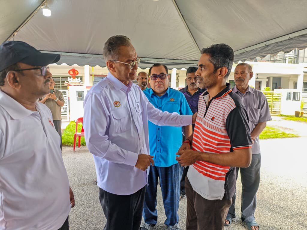 DrDzul's tweet photo. Salam 🇲🇾 MADANI 🌹

Paid my last respects to the late Staff Nurse Santi A/P Krishanan this morning  at her family's residence in Bandar Seri Coalfields, Sungai Buloh. 🌺

In the eyes of her family, amidst the grief, I saw a profound sense of pride & rightfully so. 🥲😍
​
Santi didn't just dedicate her life to saving others; she gave 'light' even at the very end by donating her corneas. She truly walked the talk. 

To her family, may you find strength in this difficult time.🤲

Gone but never forgotten. Rest in peace, Mrs. Santi. 🌹❤️🌺

#KKMPrihatin #MalaysiaMADANI