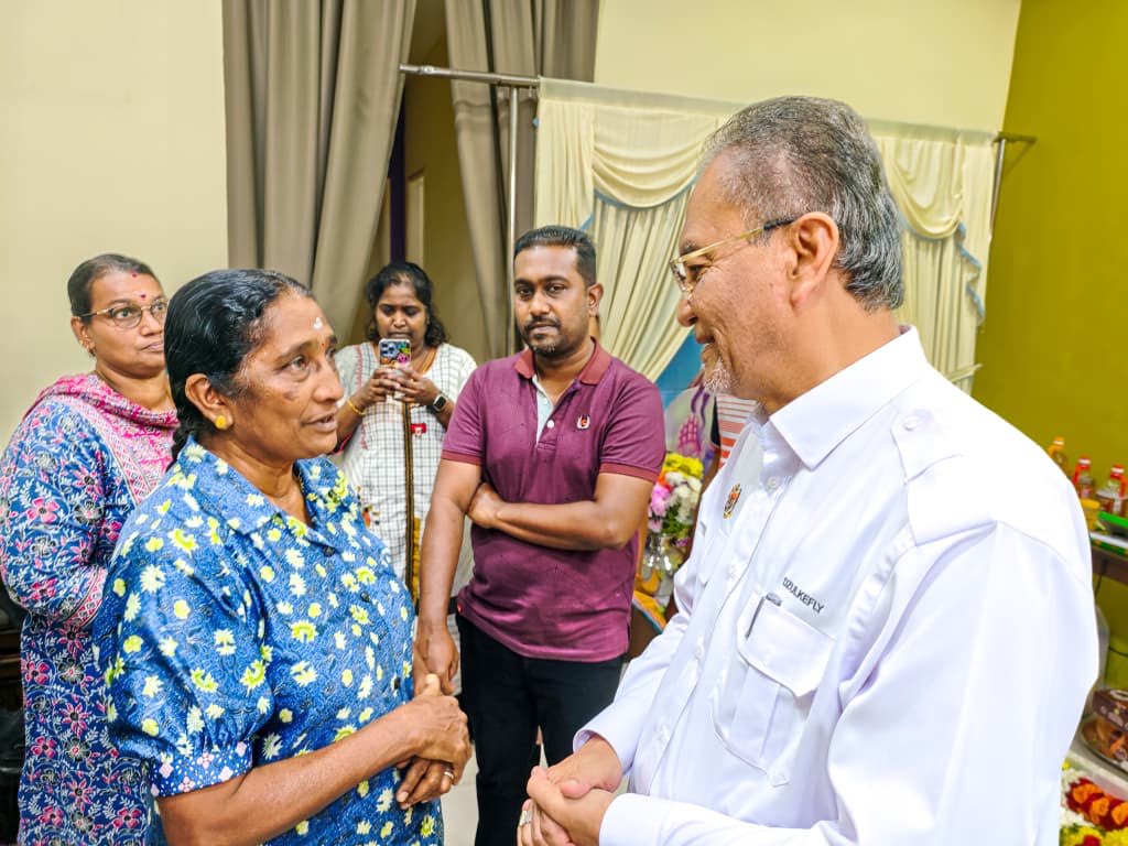 DrDzul's tweet photo. Salam 🇲🇾 MADANI 🌹

Paid my last respects to the late Staff Nurse Santi A/P Krishanan this morning  at her family's residence in Bandar Seri Coalfields, Sungai Buloh. 🌺

In the eyes of her family, amidst the grief, I saw a profound sense of pride & rightfully so. 🥲😍
​
Santi didn't just dedicate her life to saving others; she gave 'light' even at the very end by donating her corneas. She truly walked the talk. 

To her family, may you find strength in this difficult time.🤲

Gone but never forgotten. Rest in peace, Mrs. Santi. 🌹❤️🌺

#KKMPrihatin #MalaysiaMADANI