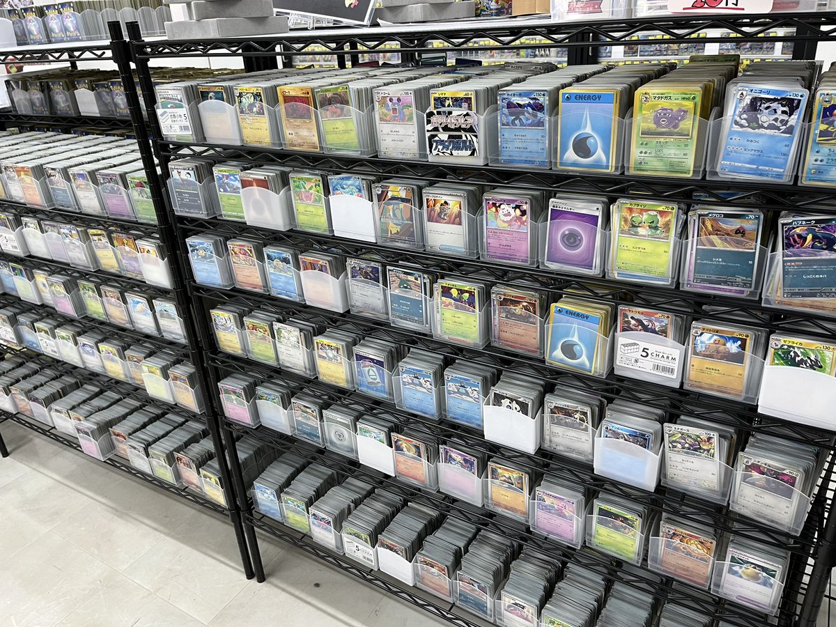 ストレージコーナーに旧裏や昔のカード、などレアカードも大量投入