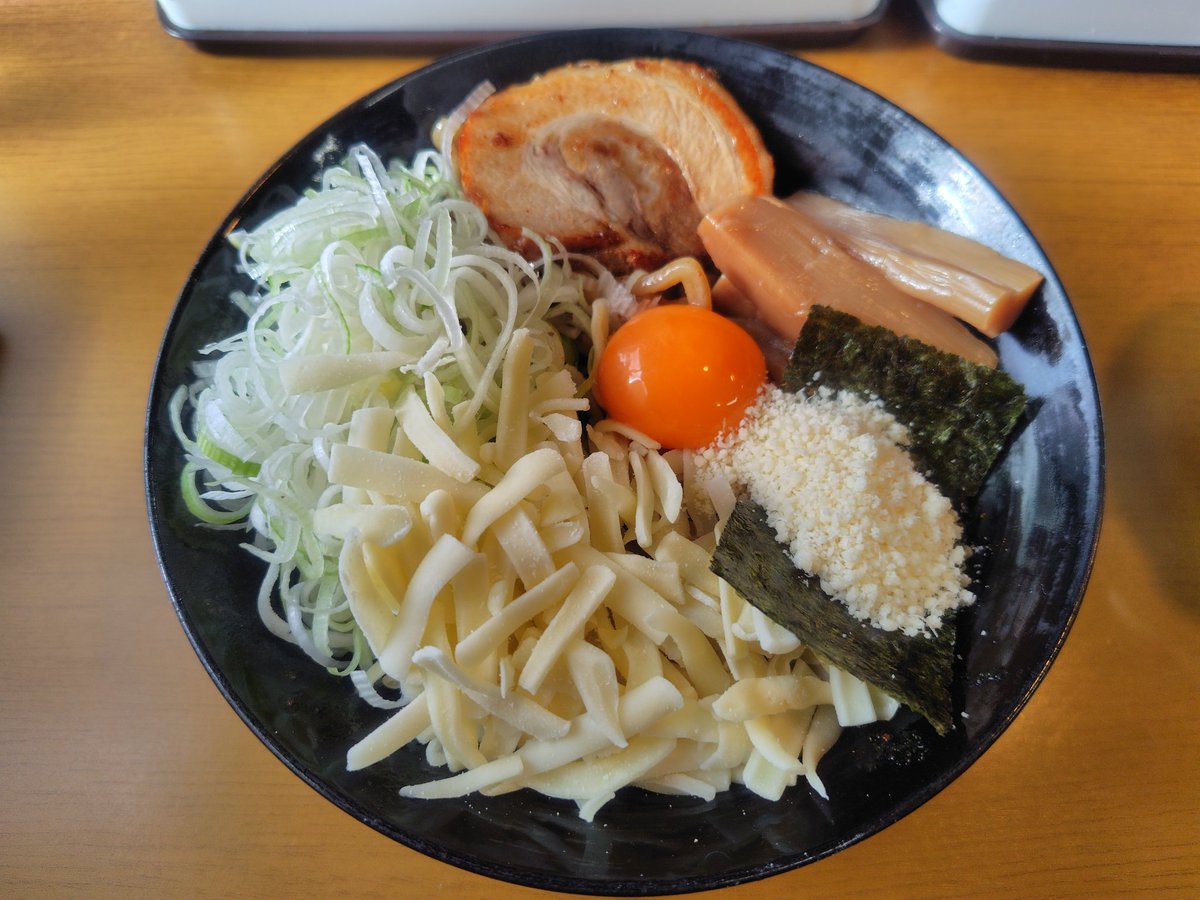 dairamenK's tweet photo. 年内最後は #らーめんにい村 さん！
カレー味噌まぜそば！
今年は行く頻度がすこし減ってしまいましたが、毎回新村さんのラーメンを食べて元気をもらいました！
来年もどうぞよろしくお願いします！
今日もめちゃくちゃ美味しかったです！ご馳走様でした🙏
#ラーメン #栃木ラーメン #まぜそば https://t.co/1g7P90uMll