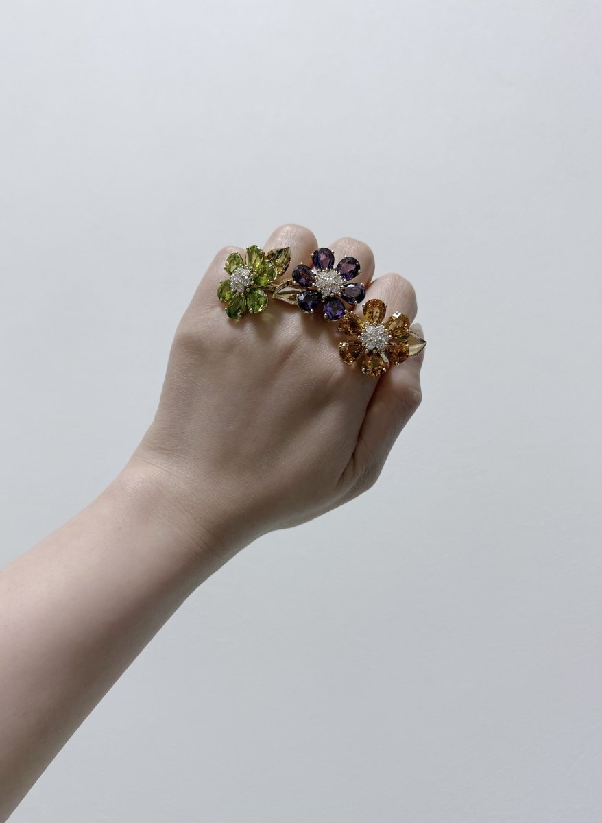 ひと月ほど前の体調が優れない時に、何とか元気になる方法はないものか？！と家の中でこんなことして遊んでました🌸💕
💎を見ていると不思議と心と体が元気になるんですよね🤔
ジュエリーは集め切った！と感じてはいますがトキメキに出会えたら購入したい！
2026年も素敵な年にするぞ💎✨