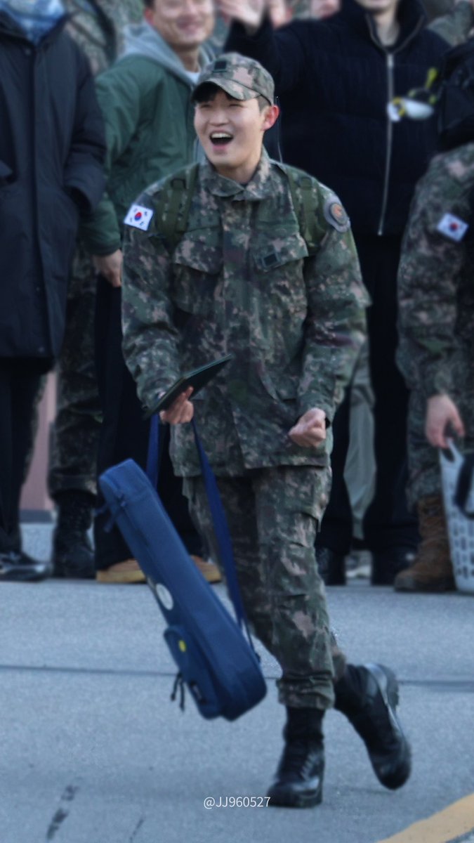 연장 끝에 역전골 넣은 느낌

251231 전역식
#김재환 #KIMJAEHWAN