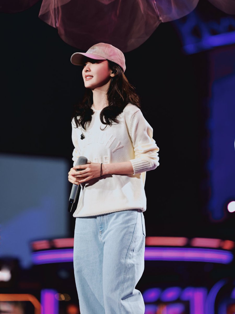 ( weibo.com/7439059634/524… ) — The city lights begin to glow a little brighter as the countdown to New Year’s Eve quietly starts. Tonight, I’ll be stepping onto the stage with <a href="/zglinghe/">Linghe.</a>, letting music and moments weave together under the last sky of the year. 🎇