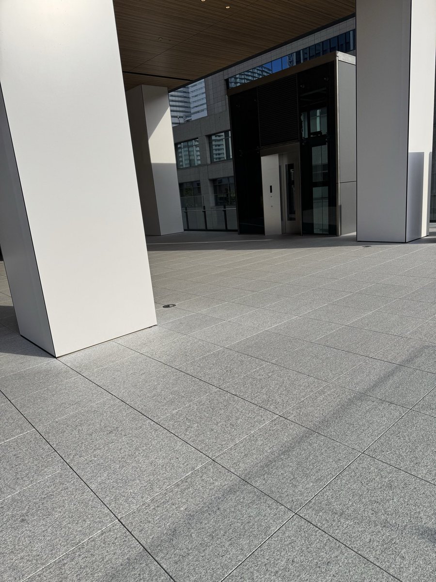 RpwmZ's tweet photo. このへんにこれ落ちてたんですけど誰かなくされた方いらっしゃいますか https://t.co/wQZ3LRK1H3