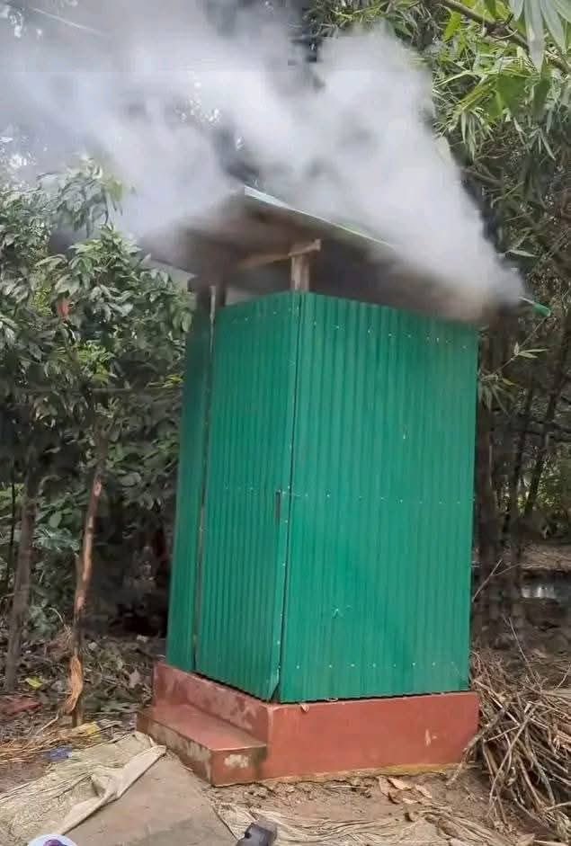 PropesaTV's tweet image. My cousin from Nairobi ameingia kwa choo hapa ushago  kidogo kidogo tunaona moshi kwa wingi .Shida inaweza kuwa wapi?