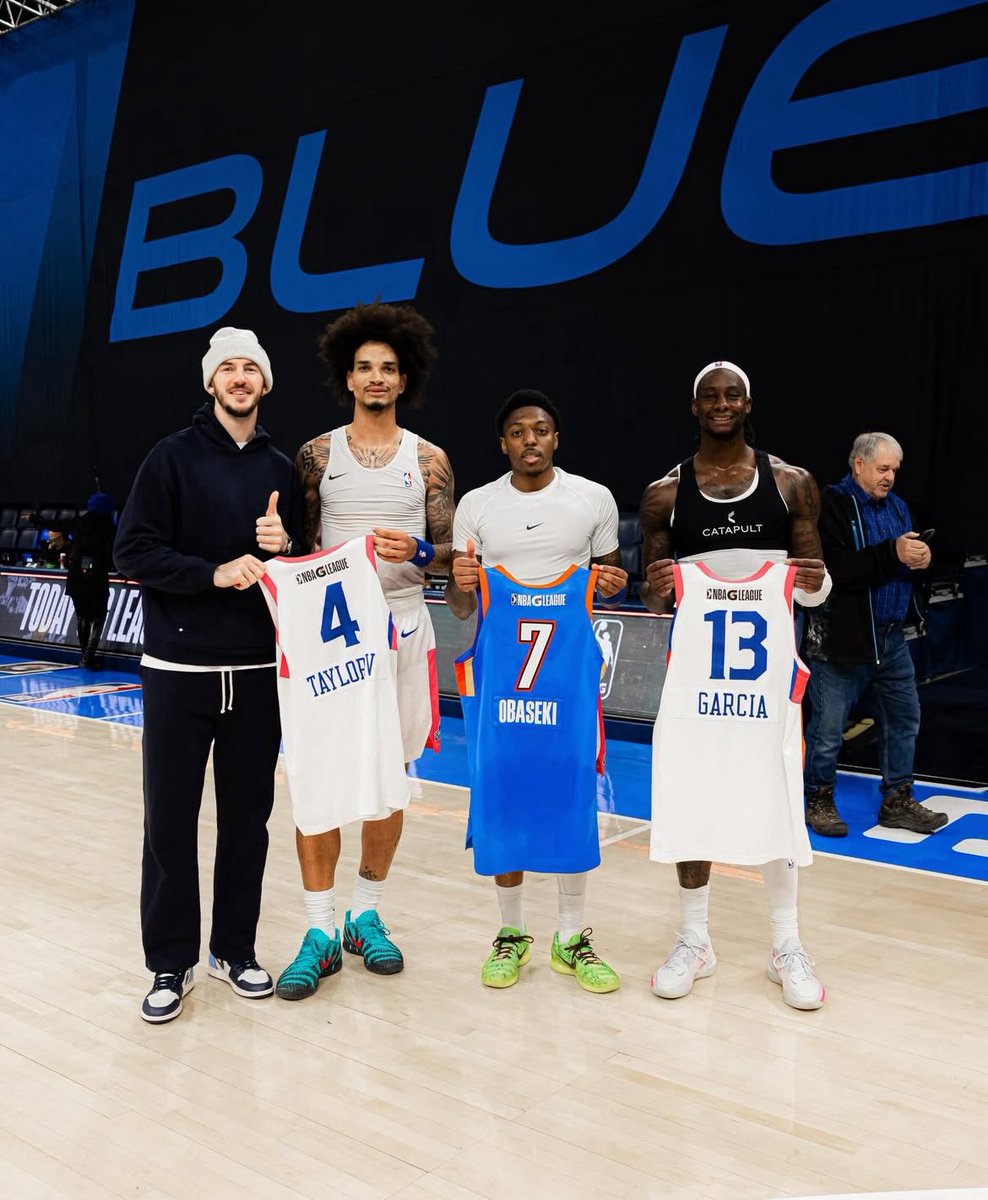 Alex Caruso, Andersson Garcia, Wade Taylor, and Manny Obaseki getting together postgame in the G-League 🥹

4 Aggie basketball legends 👍