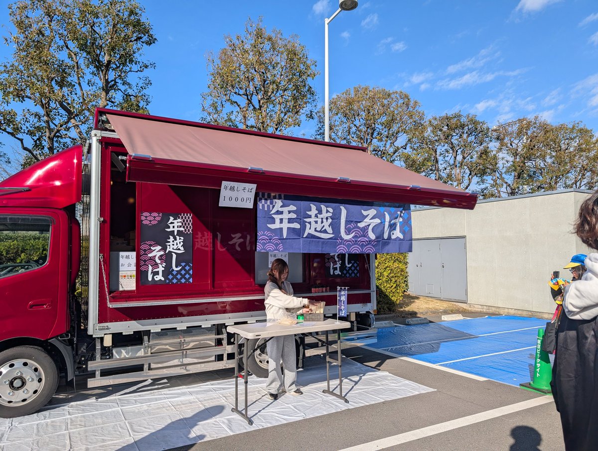 コミケ会場に年越しそばが来てた。まだ販売前なんだけど長蛇の列。オレも食いたいが並んでる場合じゃないし⋯ 