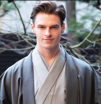 ■「戦争になったら日本のために戦って死ねるのか（日本のために命を捧げられるか）」と軍人の父に問われ・・

村雨辰村雨さん。1988年生スウェーデン生まれ。19歳で日本に移住し、23歳で造園業へ。26歳のときに日本国籍を取得、庭師として日本庭園の魅力などをSNSで発信しながら、俳優としても活躍。